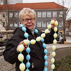 Osterschmuck am Waffenschmiedbrunnen Suhl