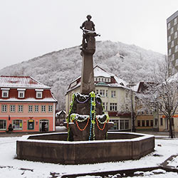 Osterschmuck am Waffenschmiedbrunnen Suhl