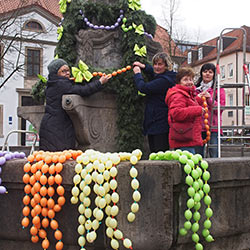 Osterschmuck am Waffenschmiedbrunnen Suhl