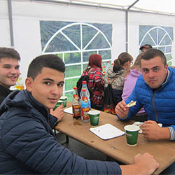 Abendessen beim Camp der Feuerwehrjugend der Partnerstädte Suhl am 03.08.2016 in Vesser