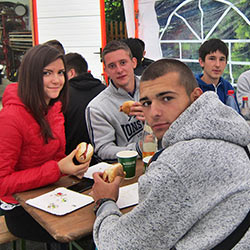 Abendessen beim Camp der Feuerwehrjugend der Partnerstädte Suhl am 03.08.2016 in Vesser