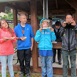 Abendessen beim Camp der Feuerwehrjugend der Partnerstädte Suhl am 03.08.2016 in Vesser