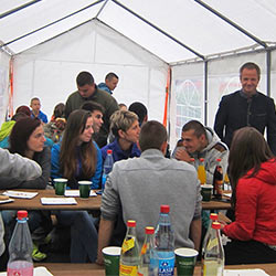Abendessen beim Camp der Feuerwehrjugend der Partnerstädte Suhl am 03.08.2016 in Vesser