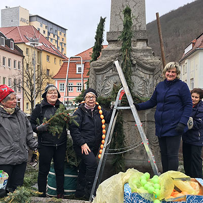 Freie Wähler Suhl beim Osterschmücken am Waffenschmiedbrunnen auf dem Marktplatz Suhl