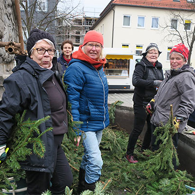 Freie Wähler Suhl beim Osterschmücken am Waffenschmiedbrunnen auf dem Marktplatz Suhl