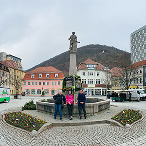 Freie Wähler Suhl schmücken den Waffenschmied-Brunnen Suhl (Foto: Manuela Hahnebach)