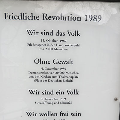 Schild Friedliche Revolutin Suhl 1989 an der Hauptkirche St. Marien in Suhl (Foto: Brigitte Günkel)