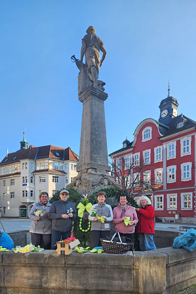 Waffenschmiedbrunnen Suhl im Osterkleid 2026 (Foto: Ingrid Ehrhardt)