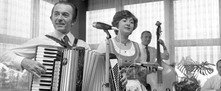 Herbert Roth und seine Instrumantalgruppe 1981 (Foto: Helmut Schaar, Quelle: Wikimedia: Bundesarchiv Bild 183-Z0415-301, CC-BY-SA-3.0)