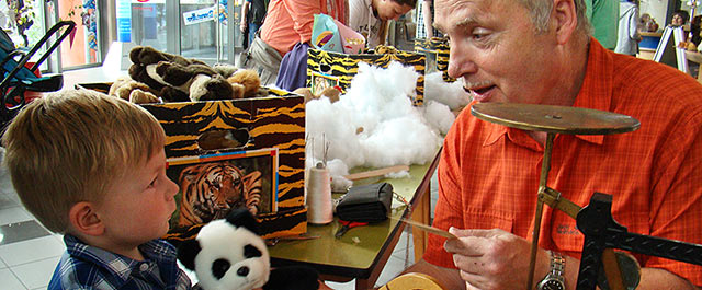 Die Geburt eines selbstgestopften Plschtieres wird auch beim diesjhrigen Zuckerttenfest vom plti-Chef wieder beurkundet.