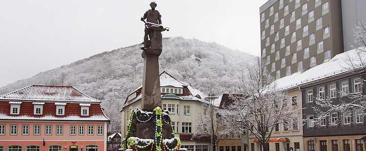 Waffenschmiedbrunnen am Maktplatz Suhl mit Osterschmuck