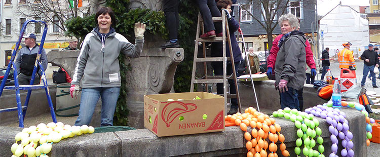Osterschmücken am Waffenschmiedbrunnen in Suhl