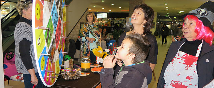 Glücksrad für Tierparkspenden zum Mitternachtsshopping im Steinwegcenter Suhl (Foto: Brigitte Guenkel)