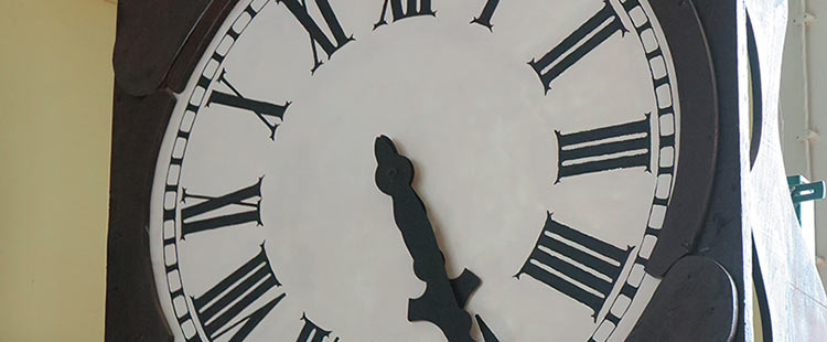 Uhr im Gemeinderaum Gehlberg (Foto: Brigitte Günkel)