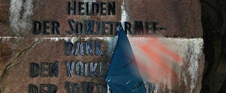 Hakenkreuz-Schmiererei am sowjetischen Ehrenmal in Suhl (Foto: Lars Jähne)