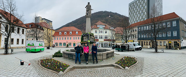 Freie Wähler Suhl schmücken den Waffenschmied-Brunnen Suhl (Foto: Manuela Hahnebach)