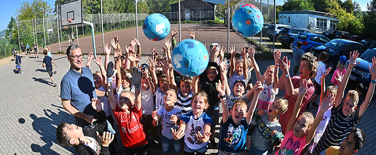Freie Wähler Suhl: Übergabe der Fair-Trade-Fußbälle an Ringberg-Schüler (Foto: Bastian Frank)