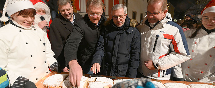 Eröffnung des Suhler Chrisamelmarts 2023: 4 Bürgermeister beim Chrisamelanschnitt (Foto: Karl-Heinz Frank)