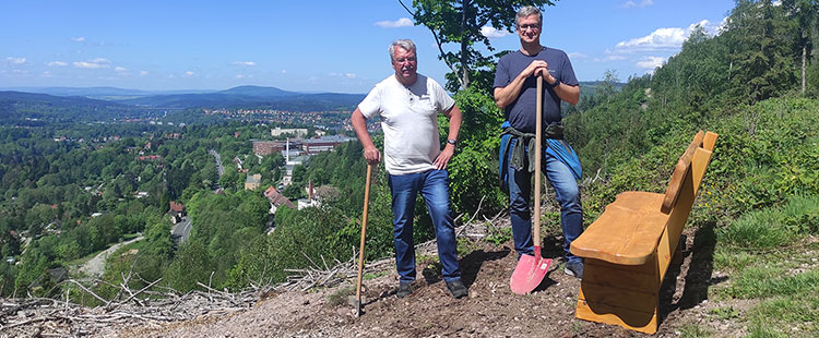 Bänke für Suhl: Hermann Klett und Frank Keiner stellen eine Rastbnak auf