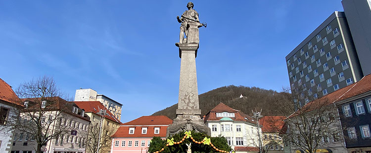 Freie Wähler Suhl schmückten den Waffenschmiedbrunnen am Marktplatz osterbunt (Foto: Andreas Kuhrt)