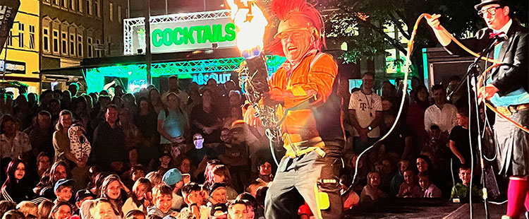 Straßentheater-Festival 2024 auf dem Marktplatz Suhl (Foto: Manuela Hahnebach)