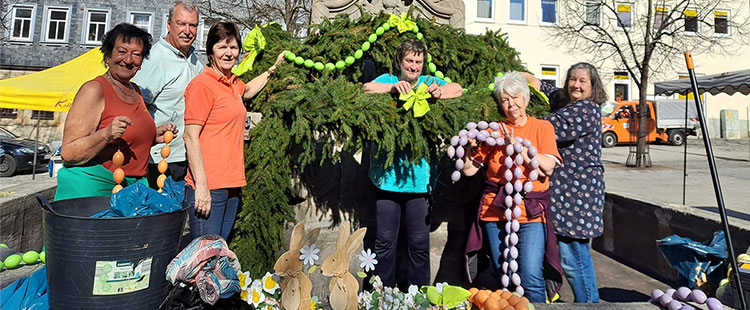 Freie Wähler Suhl schmücken den Waffenschmied-Osterbrunnen auf dem Marktplatz