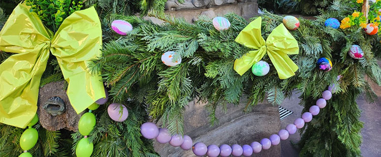 Waffenschmiedbrunnen Suhl im Osterkleid 2026 (Foto: Ingrid Ehrhardt)