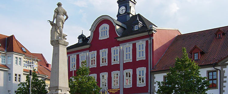 Marktplatz Suhl mit Waffenschmiedbrunnen und Rathaus (Foto: Mazbin, Wikimedia Commons)