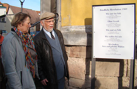 Gedenktafel an der Hauptkirche Suhl zur Friedlichen Revolution | Foto: Ingrid Ehrhardt
